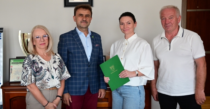 Grupa osob dwie kobiety i dwoch mezczyzn pozuje do zdjecia